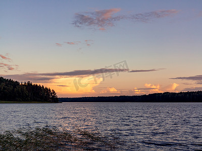 夏日夕阳下湖上美丽的云彩