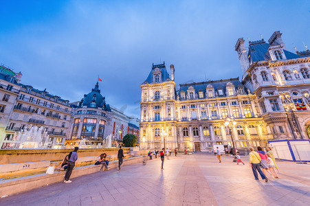 巴黎，法国- 2014 年 6 月 20 日： 游客享受 Hotel de Ville vie
