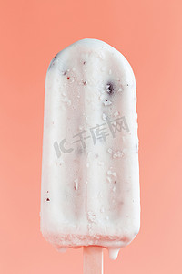 棒棒糖粉色背景摄影照片_黑豆冰淇淋