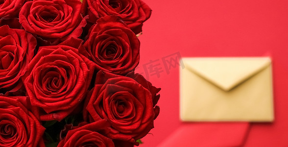 情人节的情书和送花服务、豪华的红玫瑰花束和红色背景的卡片信封