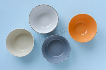 干净的厨房摄影照片_蓝色的各种空干净的碗和盘子