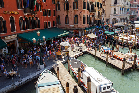 16格摄影照片_意大利，威尼斯-2012 年 7 月： 游客人群在大运河附近 2012 年 7 月 16 日在威尼斯。