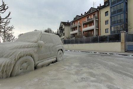 汽车在瑞士 Versoix 被冰困