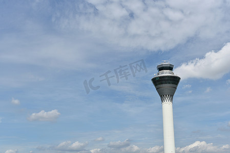 雪邦，雪兰莪，马来西亚- 2017年12月6日：位于马来西亚雪兰莪吉隆坡国际机场的蓝天背景控制塔