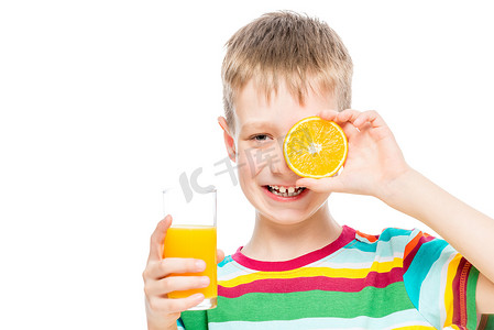 男孩拿着一杯新鲜健康的果汁和一片橙子是