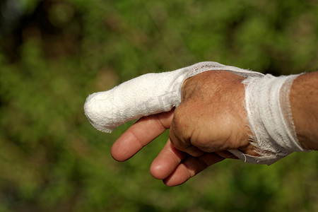 人体受伤手手指上的白药绷带