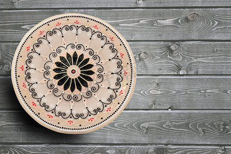 装饰陶瓷板，手绘在木制背景上的丙烯酸涂料。