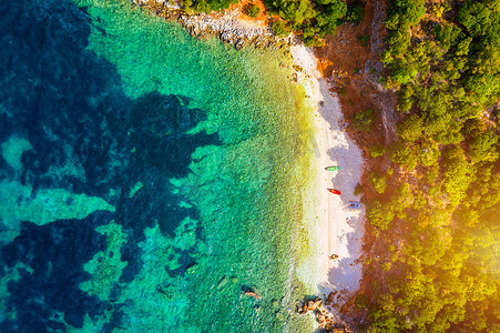 希腊凯法利尼亚岛 Antisamos 海滩美丽清澈湛蓝的海水。