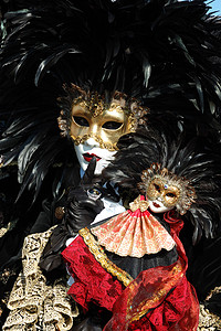 黑色羽毛服装的女士，威尼斯狂欢节，意大利