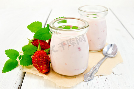 平衡膳食摄影照片_羊皮纸和木板上罐装草莓酸奶