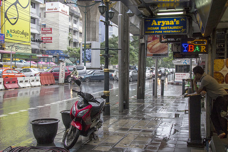 暴雨摄影照片_曼谷，THAILAND-SEPT 25TH：在暴雨期间的 Sukhumvit 路