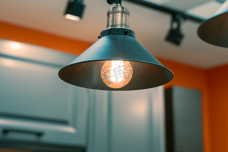 厨房里有一盏带灯罩的吸顶灯。