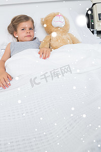 看病床摄影照片_抱着泰迪熊躺在医院病床上的女孩的合成图像