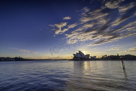旅行艺术摄影照片_悉尼歌剧院是一座多场馆表演艺术中心，被公认为 20 世纪最具特色的建筑之一