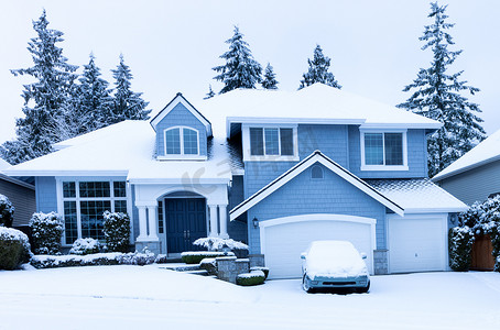 冬季降雪时家的正面景观