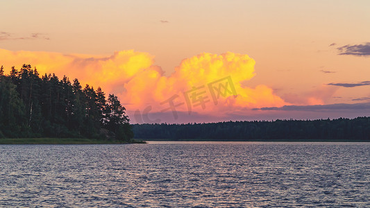 夏日夕阳下湖上美丽的云彩