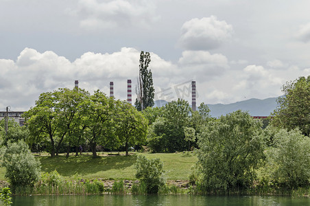 湖边部分住宅区和热电厂附近的春季全景，绿树、灌木、鲜花、Drujba