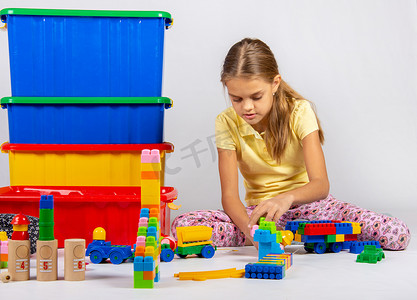 十岁女孩坐在地板上玩玩具