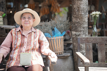 亚洲老年妇女老人放松在家休息。