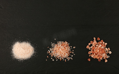 黑色上的三种不同粉红色喜马拉雅盐