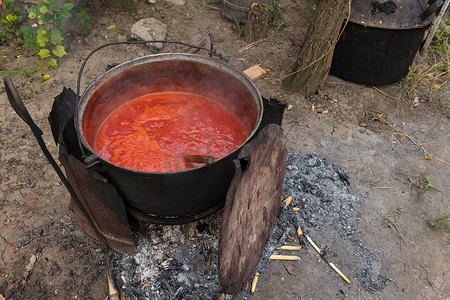 在户外煮番茄酱