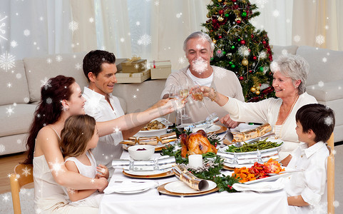 家庭在圣诞晚餐中敬酒的合成图像