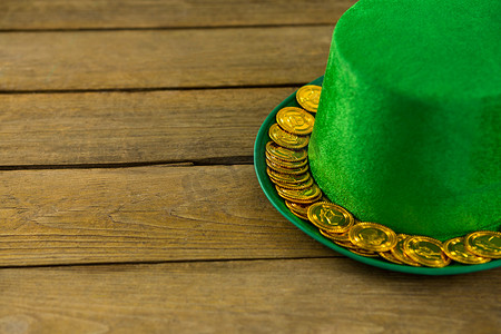 带金巧克力金币的圣帕特里克节妖精帽