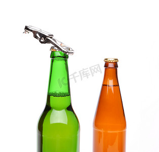 封口摄影照片_两瓶啤酒和一个开瓶器
