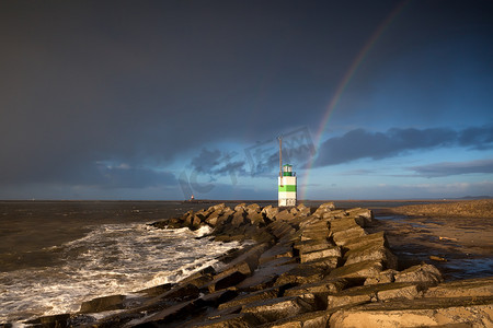 在灯塔和北海的彩虹
