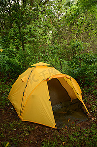 露营装备摄影照片_在巴拿马的荒野中用黄色帐篷露营