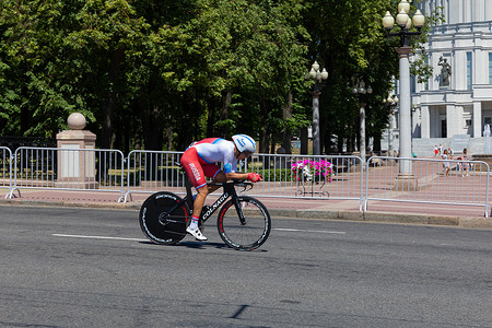 白俄罗斯明斯克-2019 年 6 月 25 日：2019 年 6 月 25 日在白俄罗斯明斯克举行的第二届欧洲运动会上，来自俄罗斯的骑自行车的人骑着 Colnago 自行车参加男子分体赛开始个人赛
