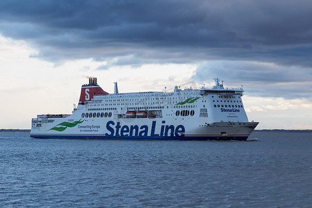 费利克斯托港，Stena Hollandica 渡轮在黄昏时分驶过港口