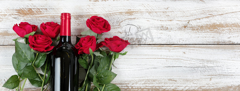 用红酒和白锈玫瑰庆祝情人节