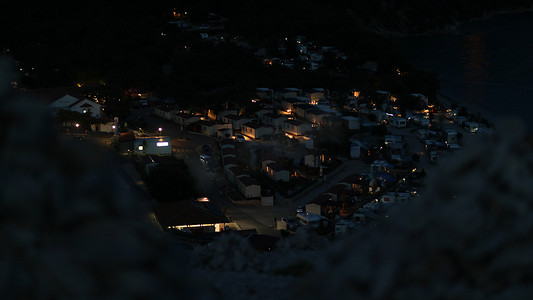 从克罗地亚的岩石山上露营的汽车夜景