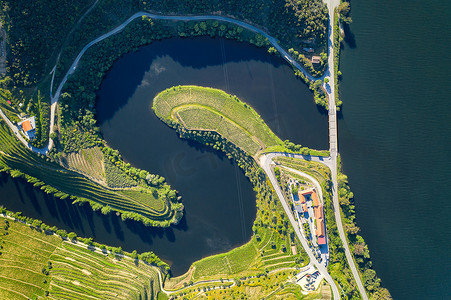 河弯摄影照片_葡萄牙日落时分，杜罗酒谷地区无人机鸟瞰 Quinta do Tedo 的 s 形弯河