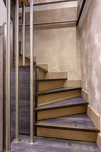 美丽的现代圆形楼梯通往房子的二楼