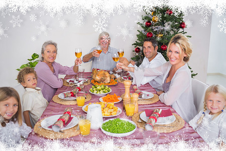 家庭在圣诞节举起眼镜的合成图像