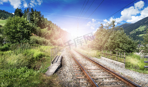 铁轨风景摄影照片_在山风景的铁路