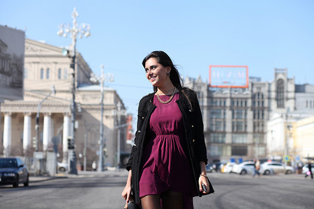 行走的女人摄影照片_莫斯科秋季街头行走的女人