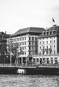 苏黎世 HB 火车总站、Hauptbahnhof、瑞士建筑和瑞士苏黎世旅游目的地附近历史悠久的老城区街道和建筑的复古单色景观