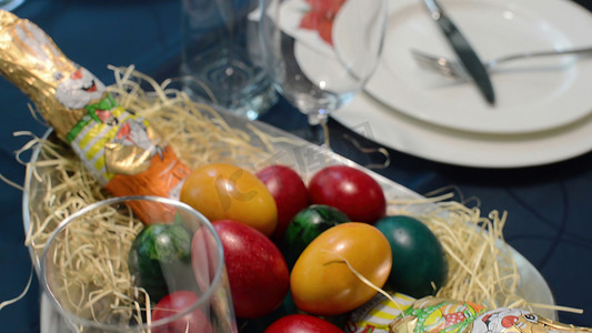 3d 插图-复活节节日餐桌与兔子和鸡蛋装饰