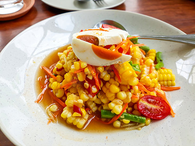 辣沙拉用玉米和咸蛋，泰国食物。