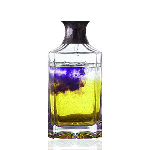 白色背景中带有黄色和紫色液体的瓶子