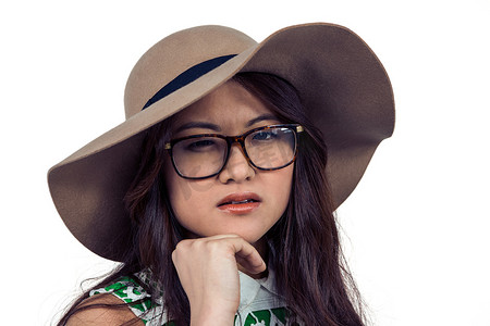 戴帽子的手放在下巴上的亚洲女人