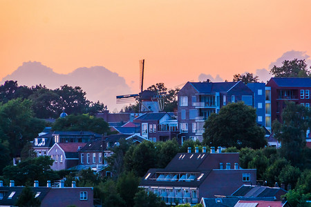 荷兰风车建筑物摄影照片_rhenen 的风车与其他城市建筑，荷兰一个乡村小镇的城市景观