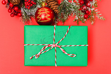 礼盒绿色摄影照片_圣诞绿色礼盒和装饰品，r 上的杉树枝