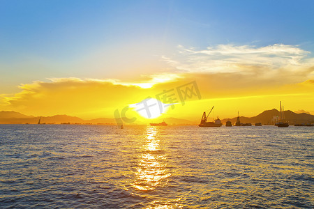 夕阳与渔船背景
