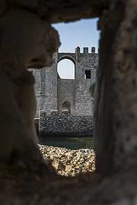 希腊麦西尼亚伯罗奔尼撒半岛迈索尼威尼斯堡垒的窗景。