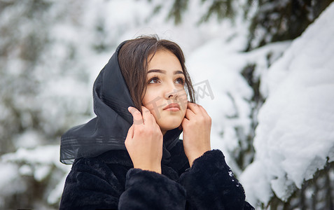 关闭梦幻般的年轻女子的冬季肖像