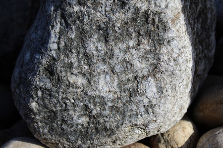 大石摄影照片_一块大石头和小石头